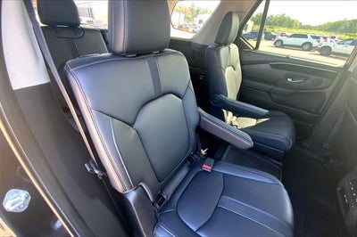 2023 Honda Pilot EX-L w/Rear Captain's Chairs